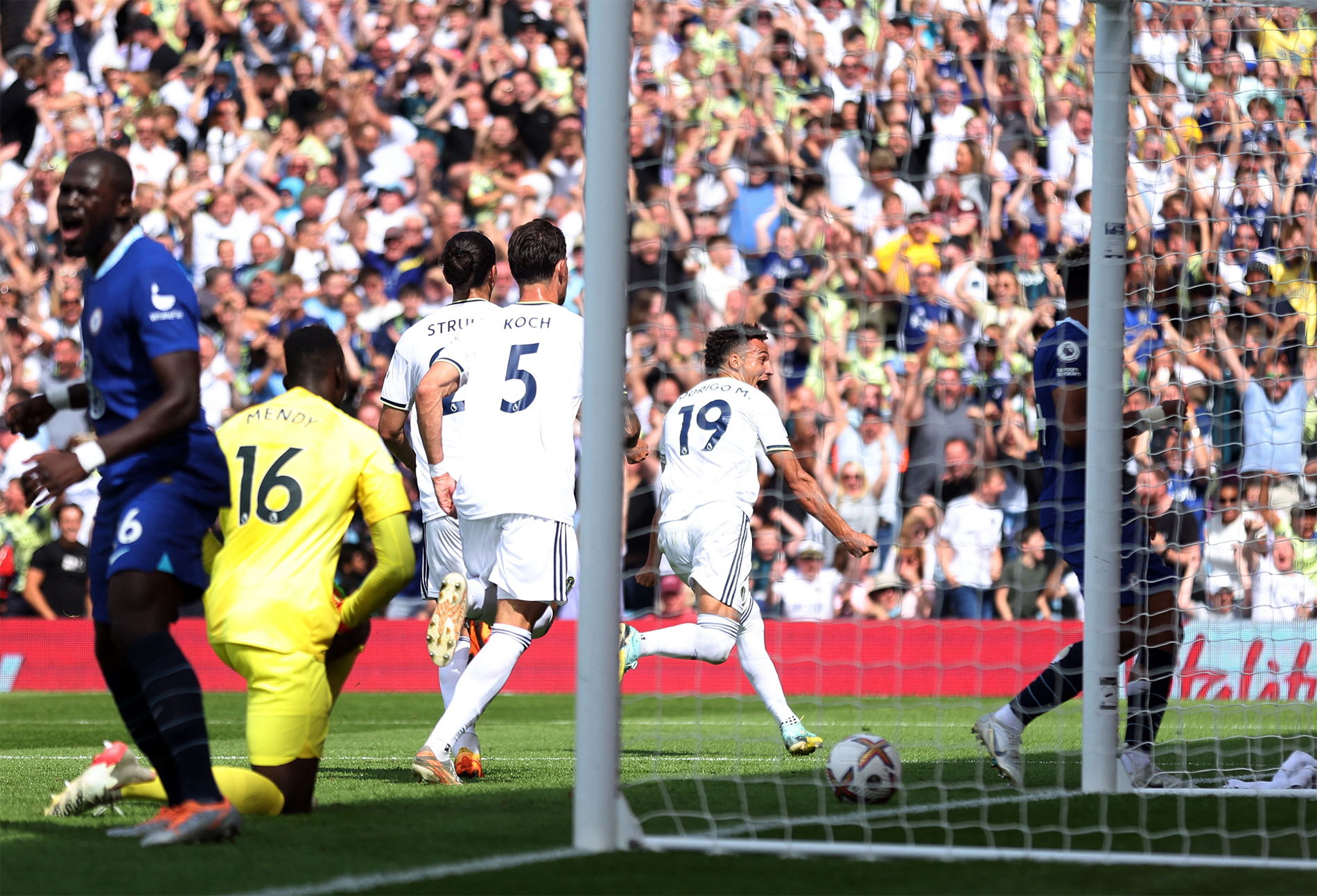 Chelsea gục ngã trước Leeds United